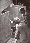 Howard Carter as eh foshley yn Çhiamble ayns tomman Tutankhamun