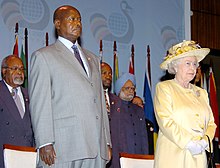 El Primer Ministro, Dr. Manmohan Singh con el Presidente de Uganda, Sr. Yoweri Kaguta Museveni y la Reina Isabel II, durante el Himno Nacional de Uganda en la reunión de CHOGM en Kampala, Uganda el 23 de noviembre de 2007.jpg