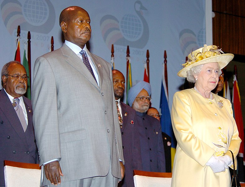 File:The Prime Minister, Dr. Manmohan Singh with the President of Uganda, Mr. Yoweri Kaguta Museveni and Queen Elizabeth II, during National Anthem of Uganda at CHOGM meet in Kampala, Uganda on November 23, 2007.jpg