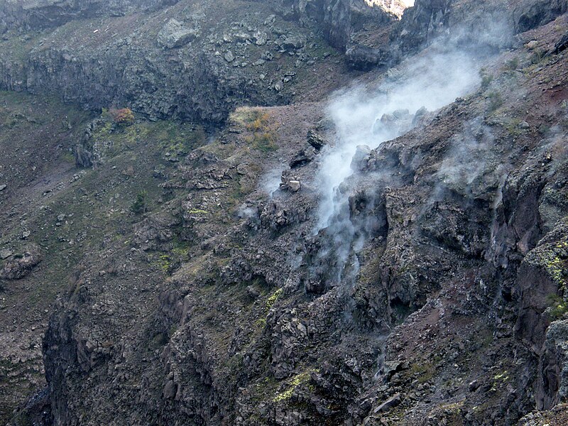 File:The interior of the main crater of vesuvio 2.jpg