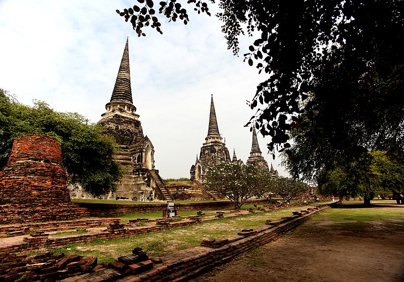 File:Three pagodas Ayutthaya.JPG