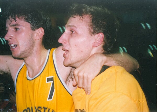 Toni Kukoč with Dino Rađa, after the victorious 1990 Champions Cup final against FC Barcelona, in Zaragoza.