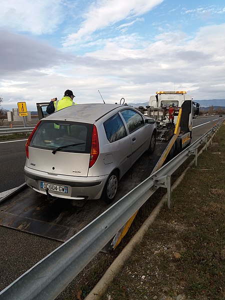 File:Tow truck highway France 2017.jpg