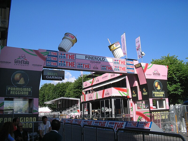 File:Traguardo Pinerolo giro09.JPG