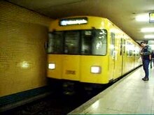 Файл: U-Bahn Berli n U7 Moeckernbruecke F92-Zug Einfahrt.ogv 