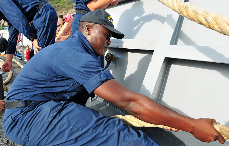 File:U.S. Navy Seaman Francis Mliswa heaves a mooring line aboard the guided missile frigate USS Underwood (FFG 36) as the ship arrives for a port visit in Willemstad, Curacao, Aug. 28, 2012 120828-N-ZE938-068.jpg