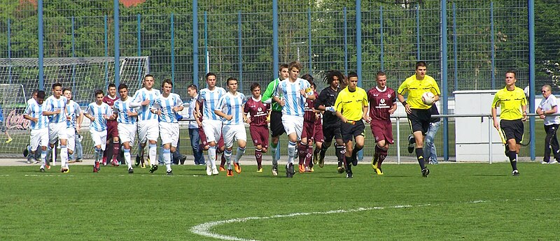 File:U17 Bundesliga 2010-11 1860 vs Kaiserslautern Einlauf.JPG