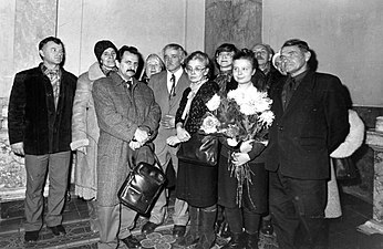 Відвідувачі виставки Опанаса Заливахи разом з художником. 1988