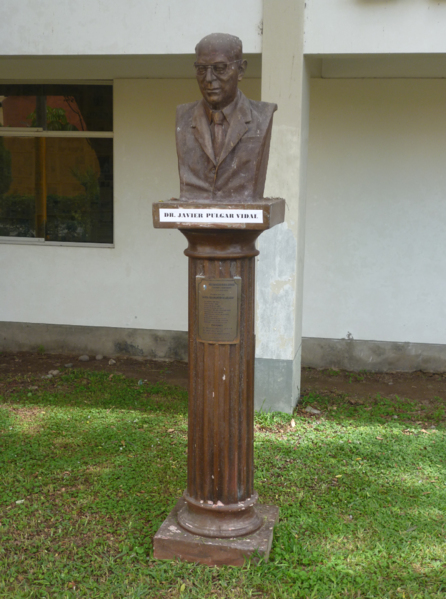 File:UNMSM Monumento Javier Pulgar Vidal.png