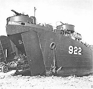 LST-922 Morotai 20 Mei 1945.jpg