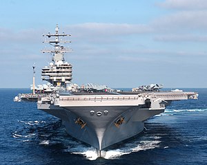 US Navy 061025-N-7730F-001 Der Flugzeugträger der Nimitz-Klasse USS Ronald Reagan (CVN-76) zeigt ihre frisch lackierten goldenen Anker nach der Verleihung des Retention Award für das Geschäftsjahr 2005.jpg