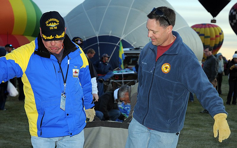 File:US Navy 091010-N-3750S-017 Cmdr. Mike Badorf, right, commanding officer of the Los Angeles-class attack submarine USS Albuquerque (SSN 706).jpg