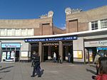 Entrada frontal da estação de metrô Uxbridge 2009.jpg