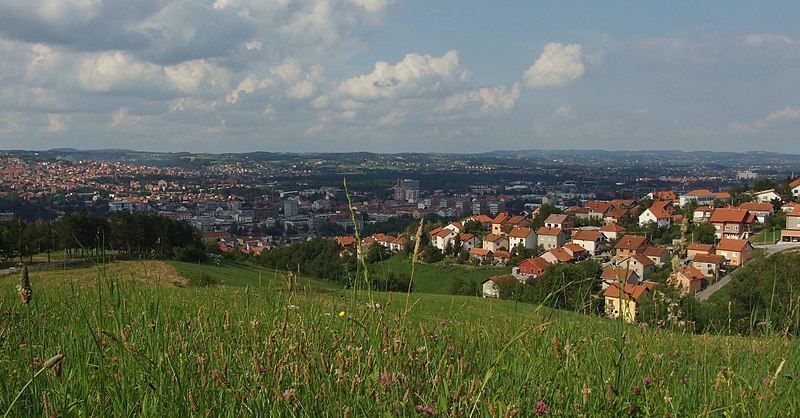 File:Valjevo, pohled na město od jihu.JPG