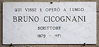 Via laura 56, casa de Bruno Cicognani, 02 làpida i medalló de Sergio Ben Benvenuti 2.jpg