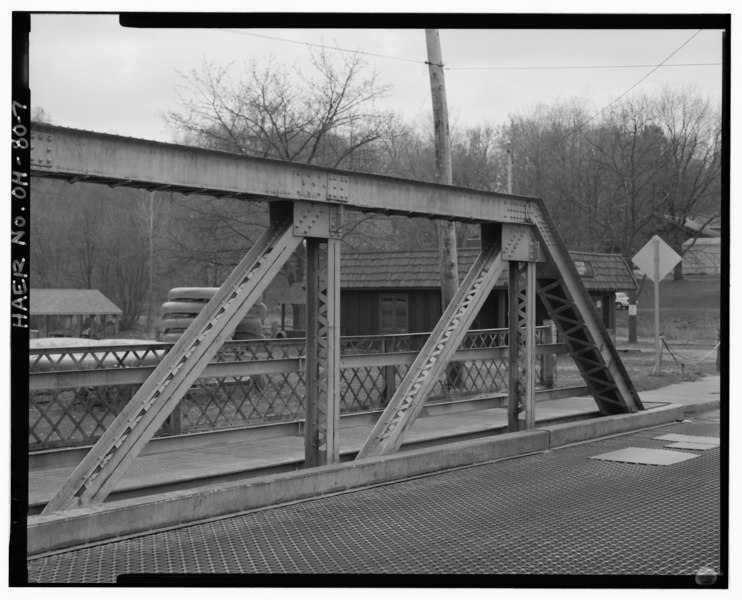 File:View at first span looking at first three panels on southeast side. - Cherry Street Bridge, Spanning Tuscarawas River, Canal Fulton, Stark County, OH HAER OHIO,76-CANFU,1-7.tif