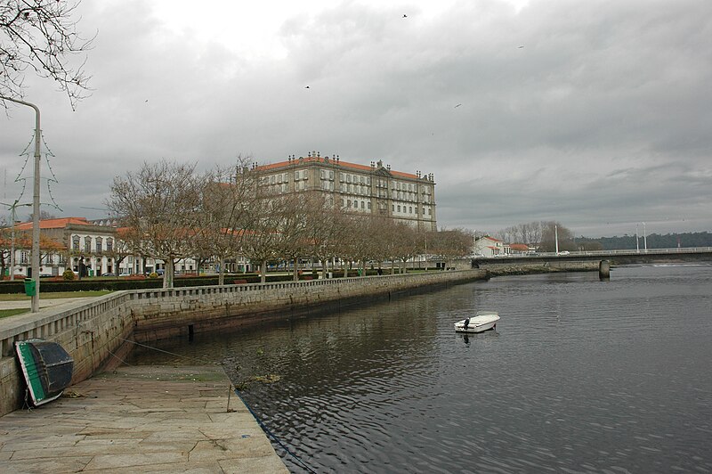 File:Vila do Conde - Monestir de Santa Clara sobre el riu Ave.JPG