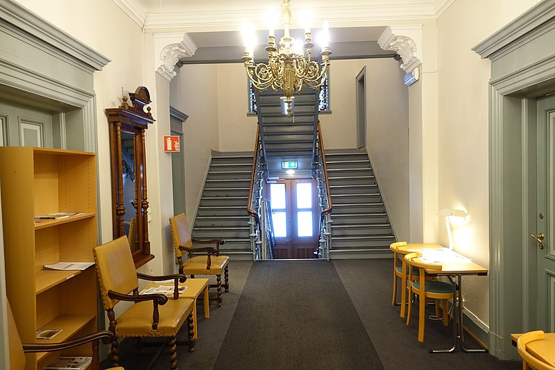 File:Villaen Gunnarsbø (residence of Wilh. Wilhelmsen 1878) Byens rådhus (Town Hall) 1930-1962. (Interior of hall with stairs, chandelier etc.)Tønsberg, Norway 2019-01-31.jpg