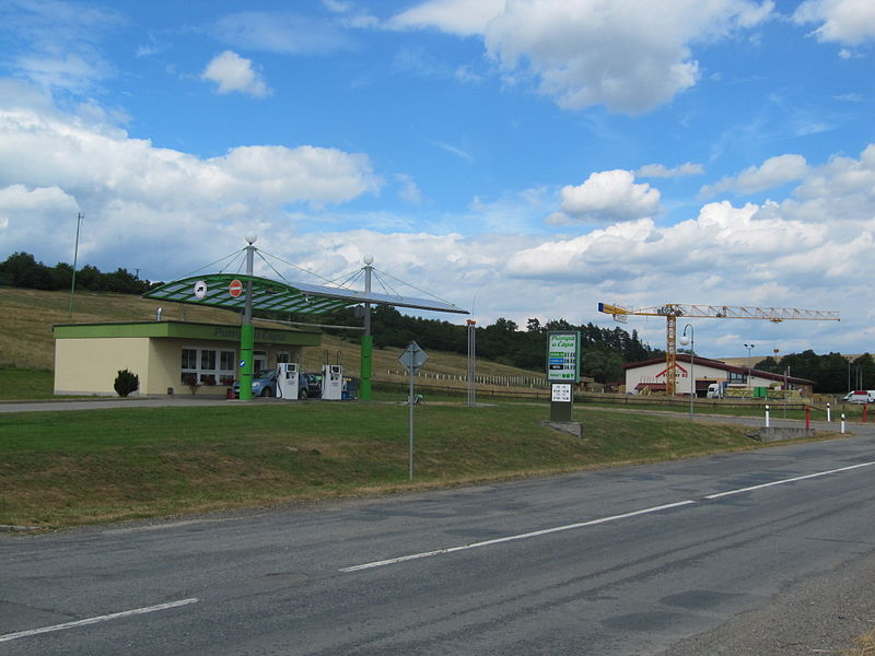 File:Vlachovice (ZL), benzínová pumpa.jpg