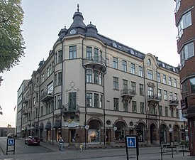 von Ahnska (1907) i hörnet Österlånggatan-Skolgatan är en jugendbyggnad, där arkitekten själv hade såväl bostad som kontor. Fasaden är synnerligen välbevarad.