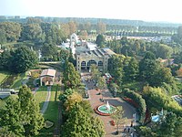Uitzicht over de ingang en ingangspromenade van het park