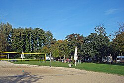 Beachvolleybalveld, kiosk en ligweide in het Wapelbad