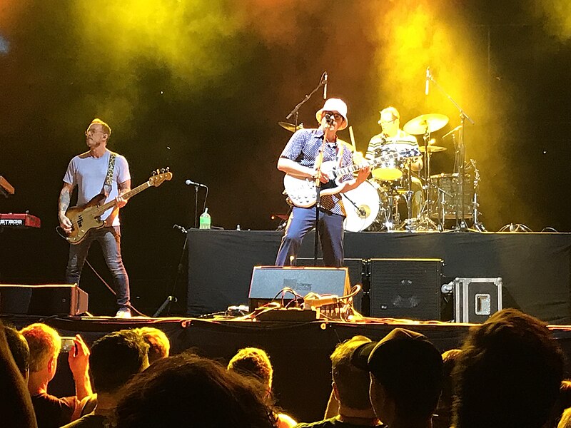 File:Weezer Bethlehem 2019 4.jpg