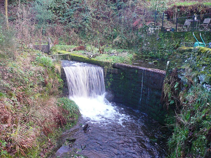 File:Weir on Caty Well Brook, Warley - geograph.org.uk - 5990403.jpg