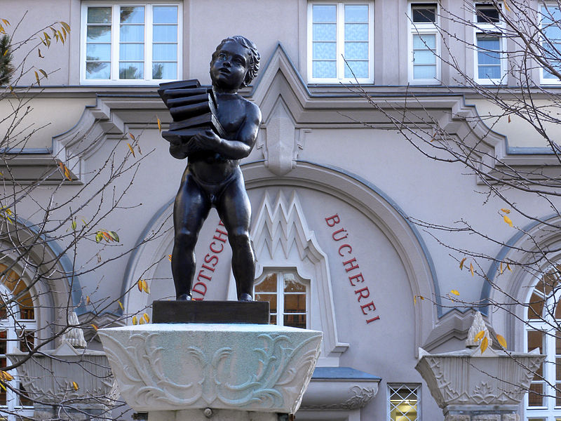 File:Wien - Sandleitenhof - Brunnenfigur vor der Städtischen Bücherei.jpg