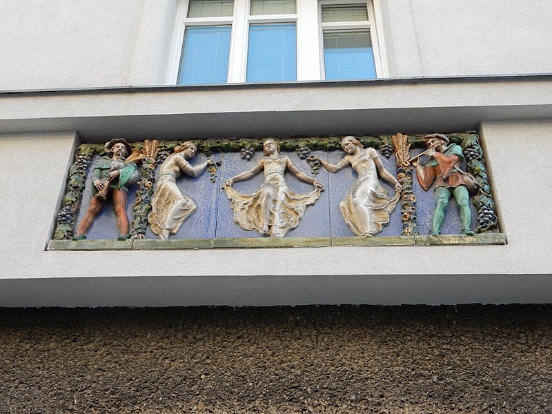 File:Wien Weidmanngasse 14 Relief Weinlese.jpg