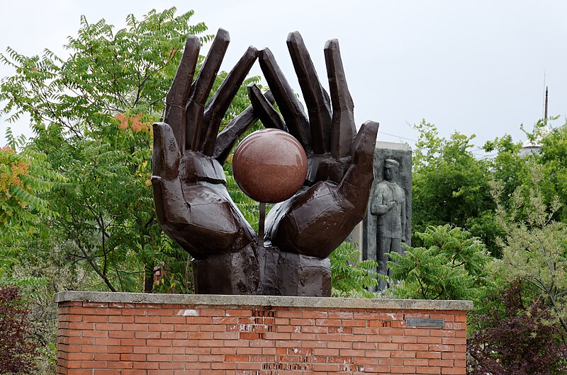 File:Workers' Movement Memorial.jpg