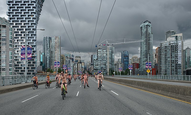 File:World Nake Bike Ride Vancouver 2018, crossing the Granville Bridge (DSCF9360).jpg