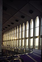 Interior da entrada do World Trade Center com grandes janelas arqueadas