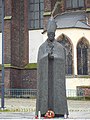 Wrocław, pomnik kardynała B. Kominka na tle kościoła pw. NMP Na Piasku - DSC00289.JPG