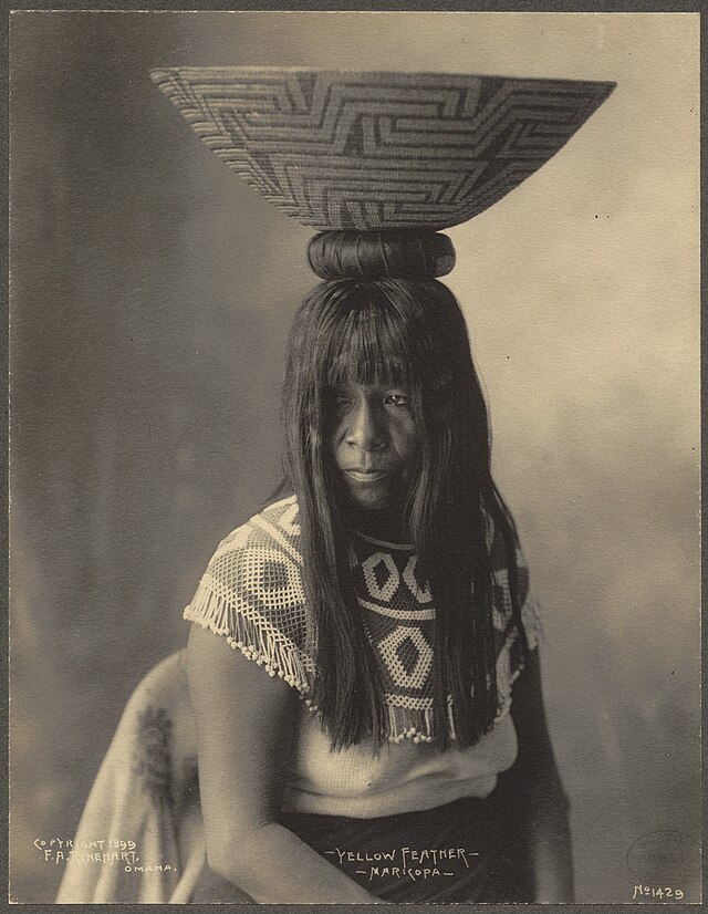 Yellow Feather, maricopa.Photographiée par Frank Rinehart en 1898.