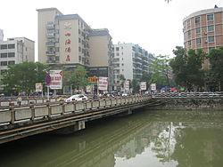 Yunfu tahun 2013. Jembatan melintas di atas sungai Nanshan.