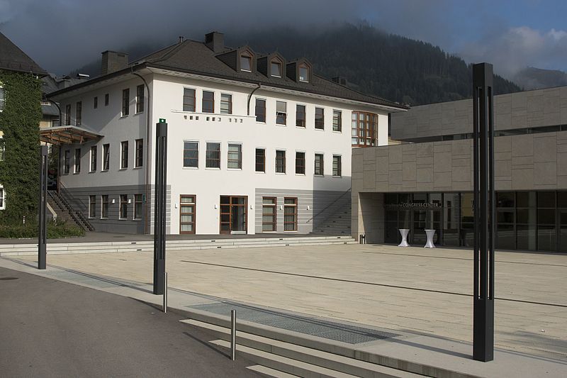 File:Zell am See Kongresszentrum.jpg