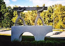 Otto Zirnbauer: Balkenträger, 1966 – Denkmal für die Pionierkaserne Passau, am neuen Standort Dreiländerhalle Passau, 2006