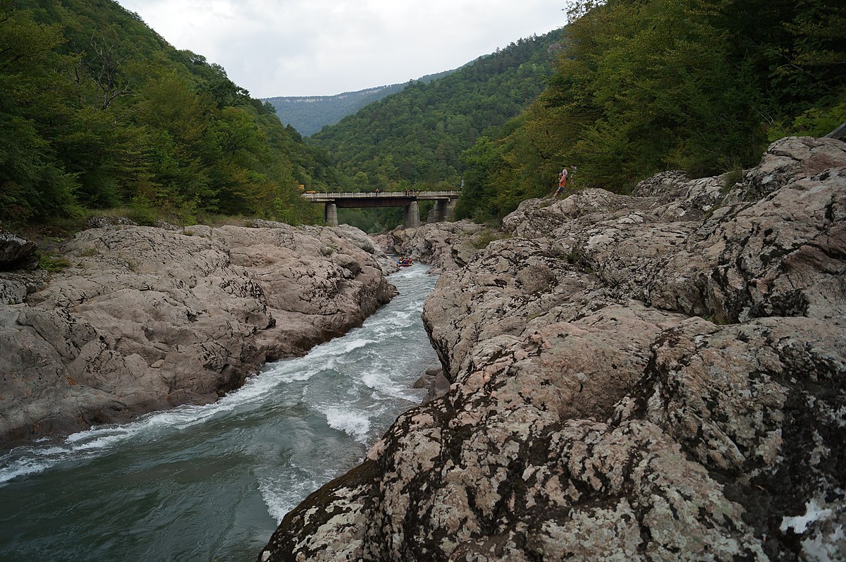 Вода в реке белой на сегодня. Белая (приток Кубани). Река Кубань Кумыш. Река белая фото. Белая (приток Кубани) Исток.