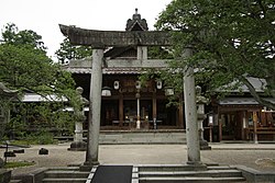 荘内神社の鳥居と拝殿