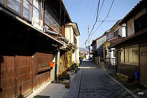 酒蔵通りの南側、西条朝日町と西条本町の境（2009年）。