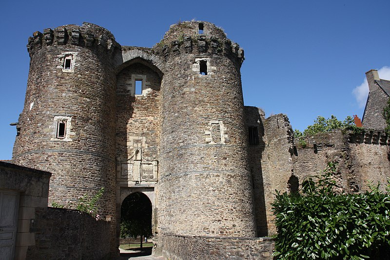 File:001. Château de Châteaubriand.JPG