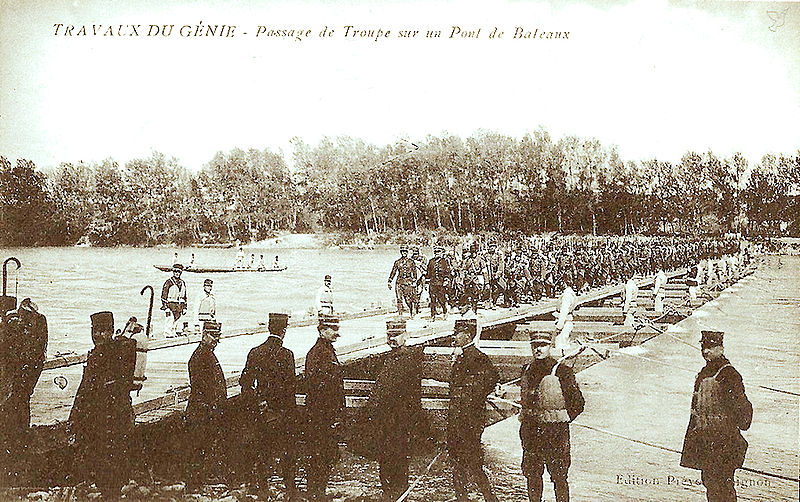 File:01 Avignon 7e génie sur un pont de bateaux.jpg