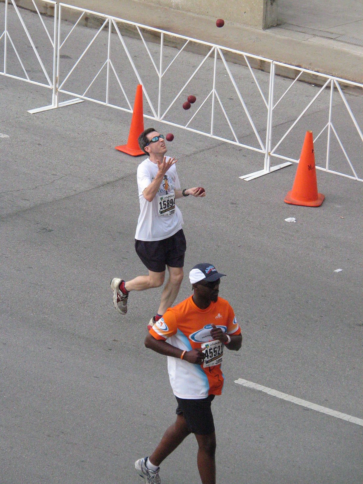 Joggler' Completes Chicago Marathon While Juggling Mini Hockey Sticks