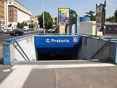 2012-07-04 Roma Metro B Castro Pretorio scalinata.jpg