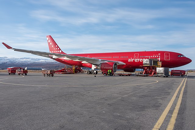 Čerrvený letoun Airbus A330-200 společnosti Air Greenland.