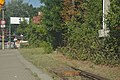 2018-08-08 DE Berlin-Treptow-Köpenick, Straße nach Fichtenau, Hst. Rahnsdorf Bahnhof (49813434908).jpg