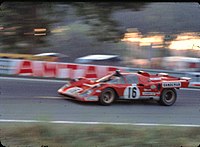 Der Ferrari 512M von David Weir und Chris Craft beim 24-Stunden-Rennen von Le Mans 1971: Craft im blauen Overall neben dem Wagen stehend