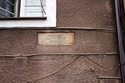 Zabytkowa kamienica na ulicy Warownej 43 w Pszczynie. Kamienna tabliczka z napisem: "Adstructum Anno MDCCI seculum [sic!] a condito fornice inferiori" co znaczy "dobudowano w 1701 roku, sto lat później od założenia dolnych sklepień".