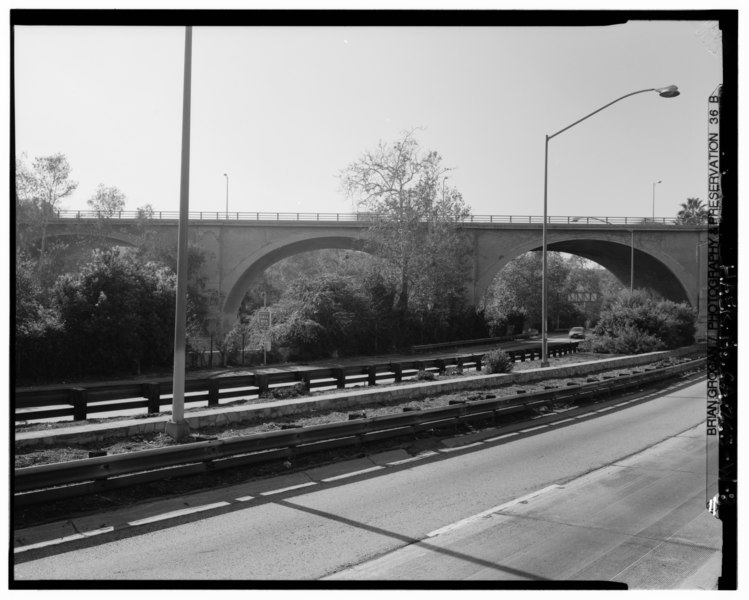 File:ARROYO SECO PARKWAY AND NORTH SIDE OF YORK BOULEVARD BRIDGE. NOTE SUPER ELEVATED CURVES AND GRADE SEPARATION OF NORTH AND SOUTHBOUND LANES. LOOKING 196"S. - Arroyo Seco HAER CAL,19-LOSAN,83W-8.tif